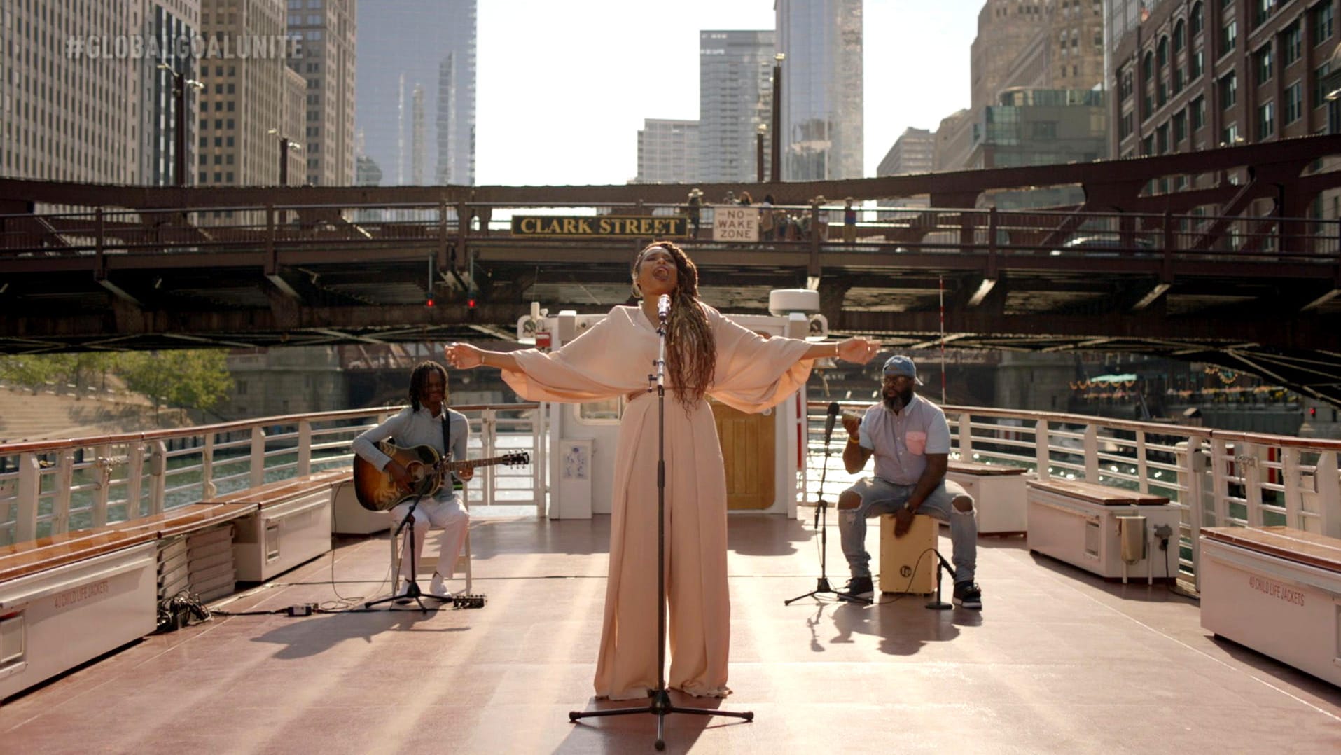 Jennifer Hudson während ihrer Performance für "Global Goal" auf dem Chicago River.