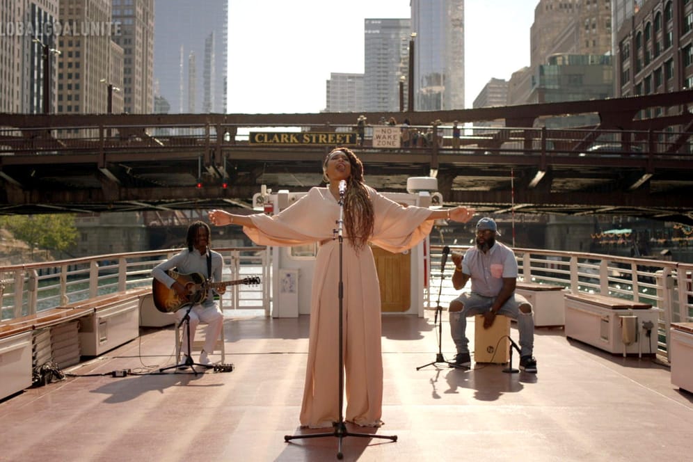 Jennifer Hudson während ihrer Performance für "Global Goal" auf dem Chicago River.
