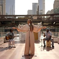 Jennifer Hudson während ihrer Performance für "Global Goal" auf dem Chicago River.