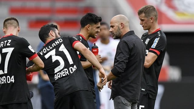 Über den Umweg Europa-League-Sieg könnte Bayer-Coach Peter Bosz (2. Über den Umweg Europa-League-Sieg könnte Bayer-Coach Peter Bosz (2.