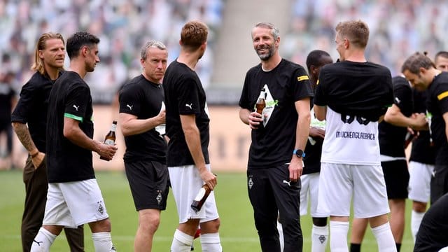Ein Prost auf die Champions League: Gladbach-Coach Marco Rose (M) stößt mit seinen Spielern auf die Königsklasse an. Ein Prost auf die Champions League: Gladbach-Coach Marco Rose (M) stößt mit seinen Spielern auf die Königsklasse an.