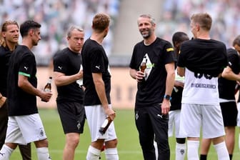 Ein Prost auf die Champions League: Gladbach-Coach Marco Rose (M) stößt mit seinen Spielern auf die Königsklasse an.