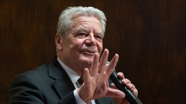 Altbundespräsident Joachim Gauck: "Ein paar Illiberale rechts wie links tun auf einmal so, als würden sie Freiheitseinschränkungen nicht ertragen. Altbundespräsident Joachim Gauck: "Ein paar Illiberale rechts wie links tun auf einmal so, als würden sie Freiheitseinschränkungen nicht ertragen.