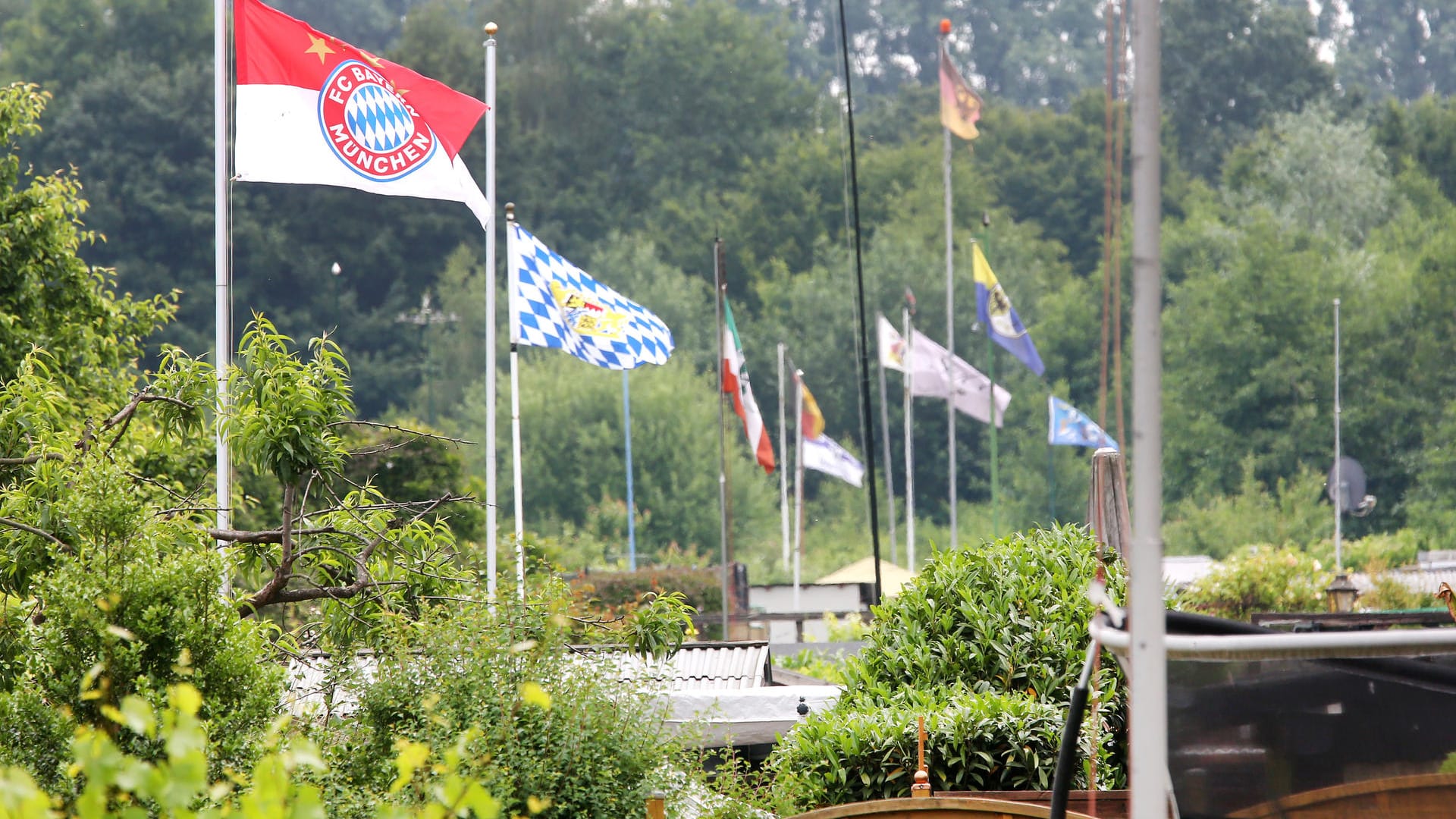 Kleingartenverein "An der Boye" in Bottrop: In der Anlage mit rund 110 Parzellen haben etliche Hobbygärtner ihre ganz persönlichen Fahnen aufgehängt.