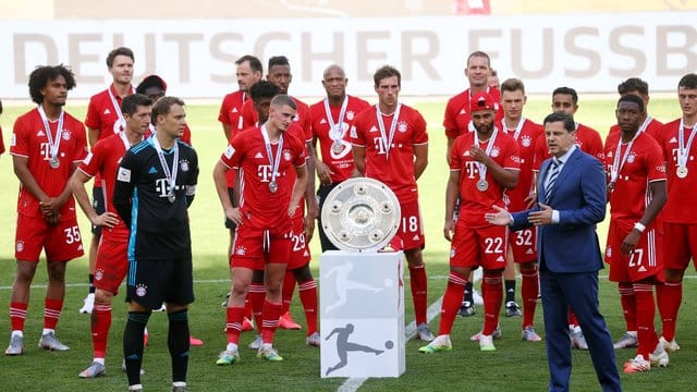 Christian Seifert überreicht nach einer denkwürdigen Saison den Bayern-Profis die Meisterschale. Christian Seifert überreicht nach einer denkwürdigen Saison den Bayern-Profis die Meisterschale.