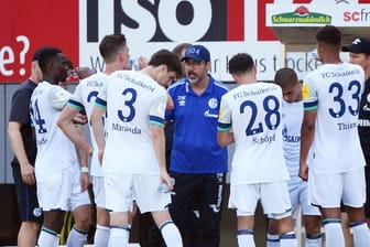 Waren in der Rückrunde "nicht mehr konkurrenzfähig": Die Schalker um Trainer David Wagner (M.