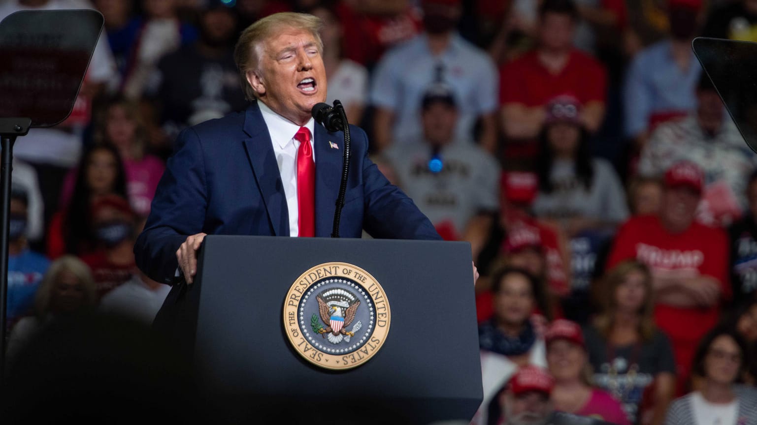 Donald Trump in Tulsa: Das Foto täuscht, viele der Plätze in der Halle blieben leer.