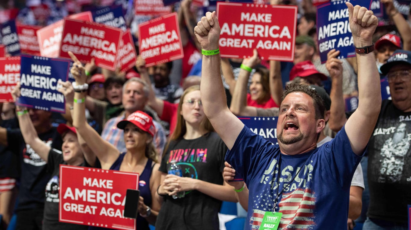 Trump-Anhänger dicht gedrängt vor der Bühne in Tulsa: Masken trugen nur die wenigsten der Besucher.