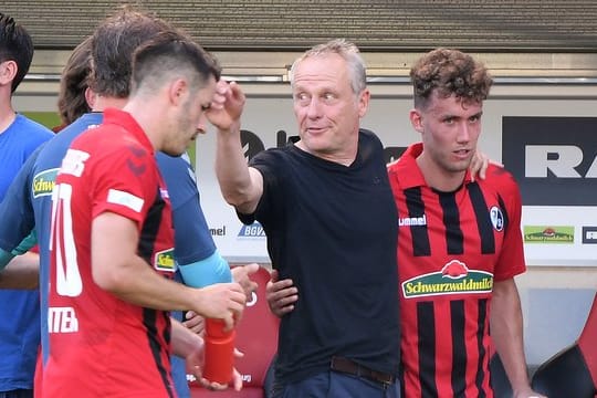 Die Freiburger unter Trainer Christian Streich (M.