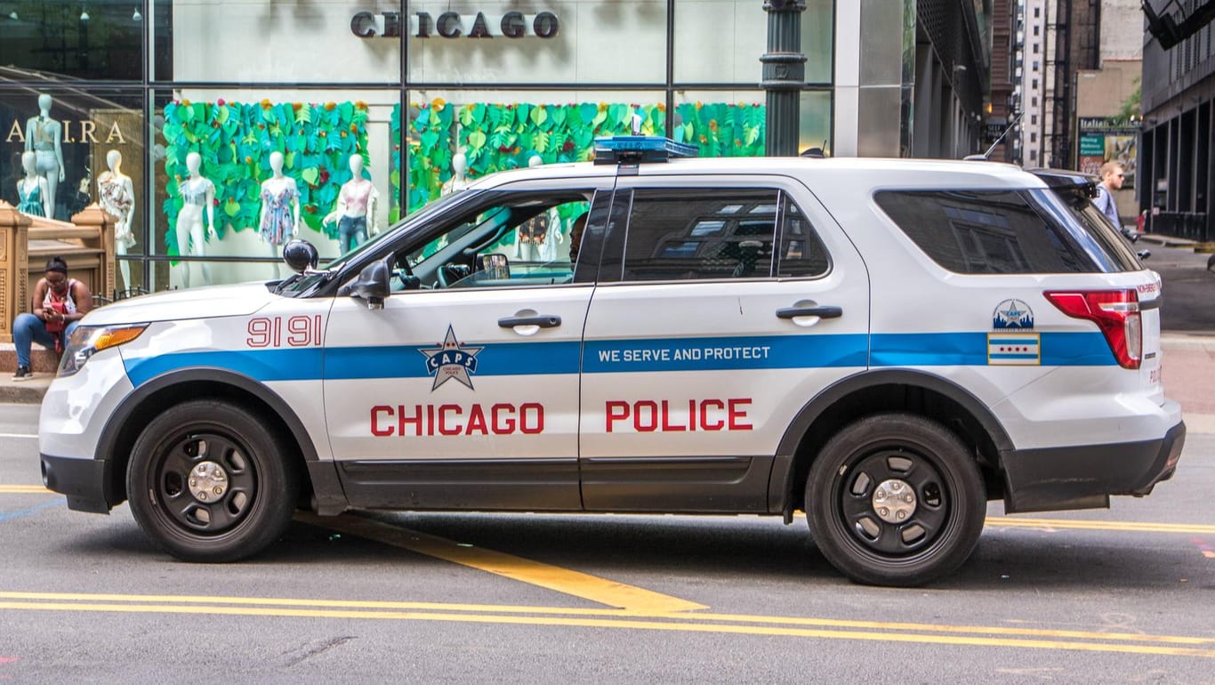 Polizeiwagen in Chicago (Symbolfoto): Ein Kleinkind wurde bei einer Schießerei getötet.
