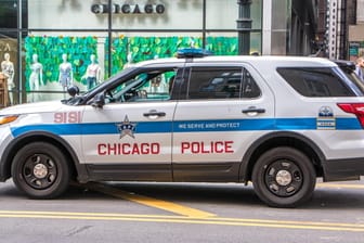 Polizeiwagen in Chicago (Symbolfoto): Ein Kleinkind wurde bei einer Schießerei getötet.