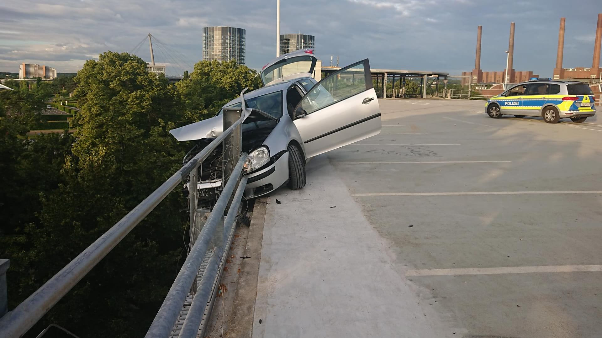 Ein Fall für die Polizei: In Wolfsburg stürzt ein Auto beinahe von einem Parkhausdach.