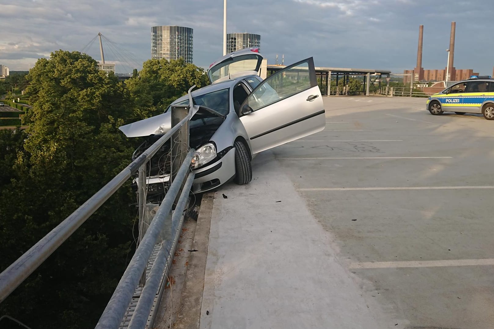 Ein Fall für die Polizei: In Wolfsburg stürzt ein Auto beinahe von einem Parkhausdach.