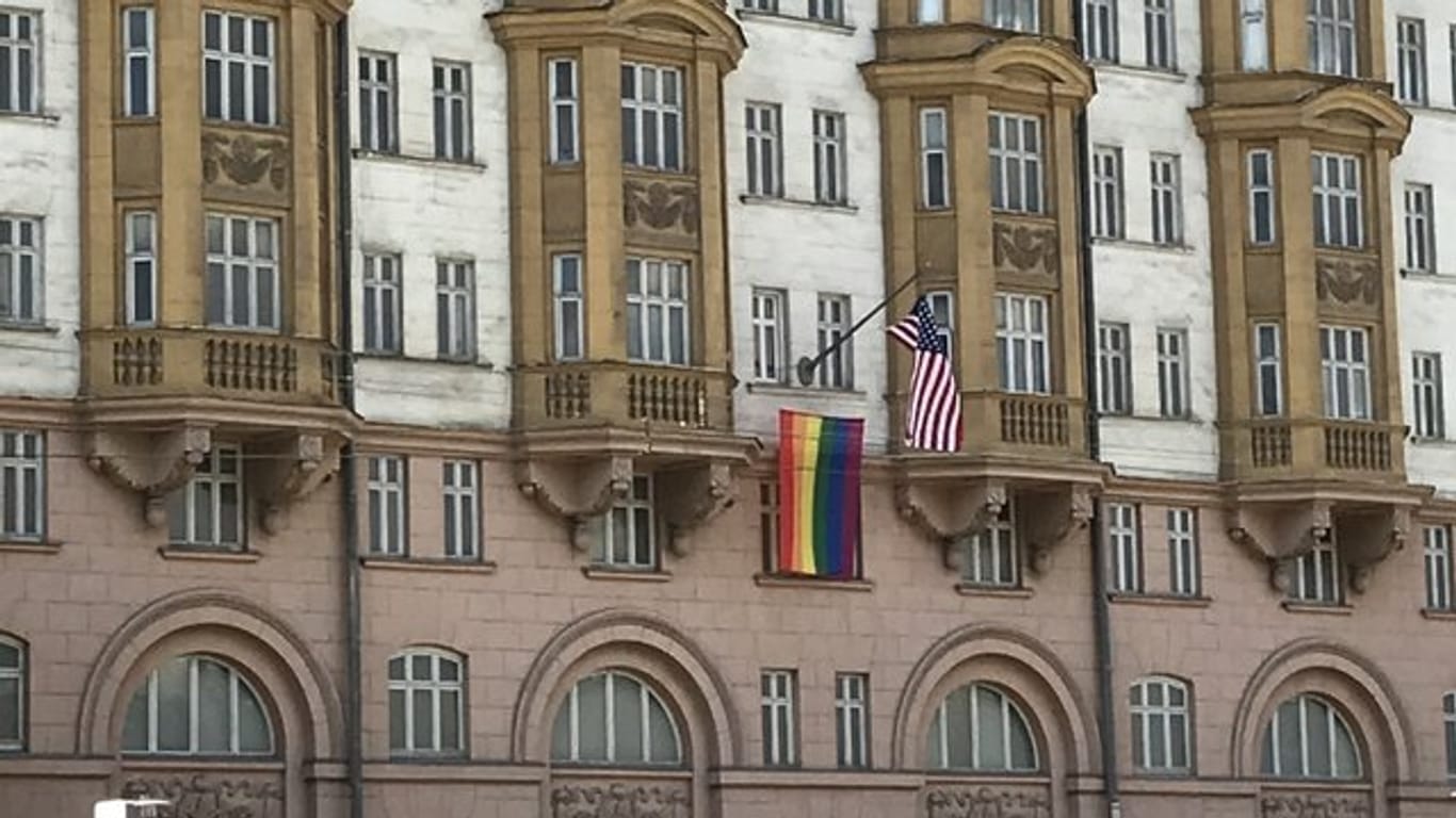 An der us-amerikanischen Botschaft in Moskau ist eine Regenbogenfahne gehisst worden.