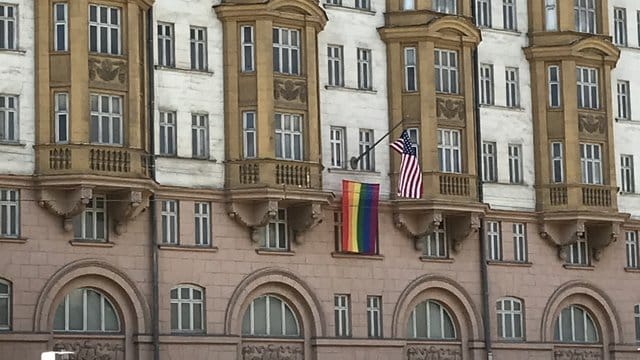 An der us-amerikanischen Botschaft in Moskau ist eine Regenbogenfahne gehisst worden. An der us-amerikanischen Botschaft in Moskau ist eine Regenbogenfahne gehisst worden.