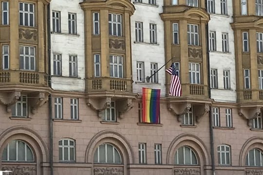 An der us-amerikanischen Botschaft in Moskau ist eine Regenbogenfahne gehisst worden.
