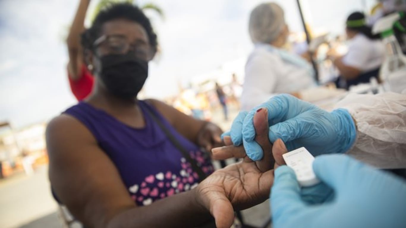 Ein Arzt nimmt im Rahmen einer groß angelegten Untersuchung der Bevölkerung in Brasilien eine Blutprobe.