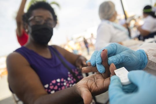 Ein Arzt nimmt im Rahmen einer groß angelegten Untersuchung der Bevölkerung in Brasilien eine Blutprobe.