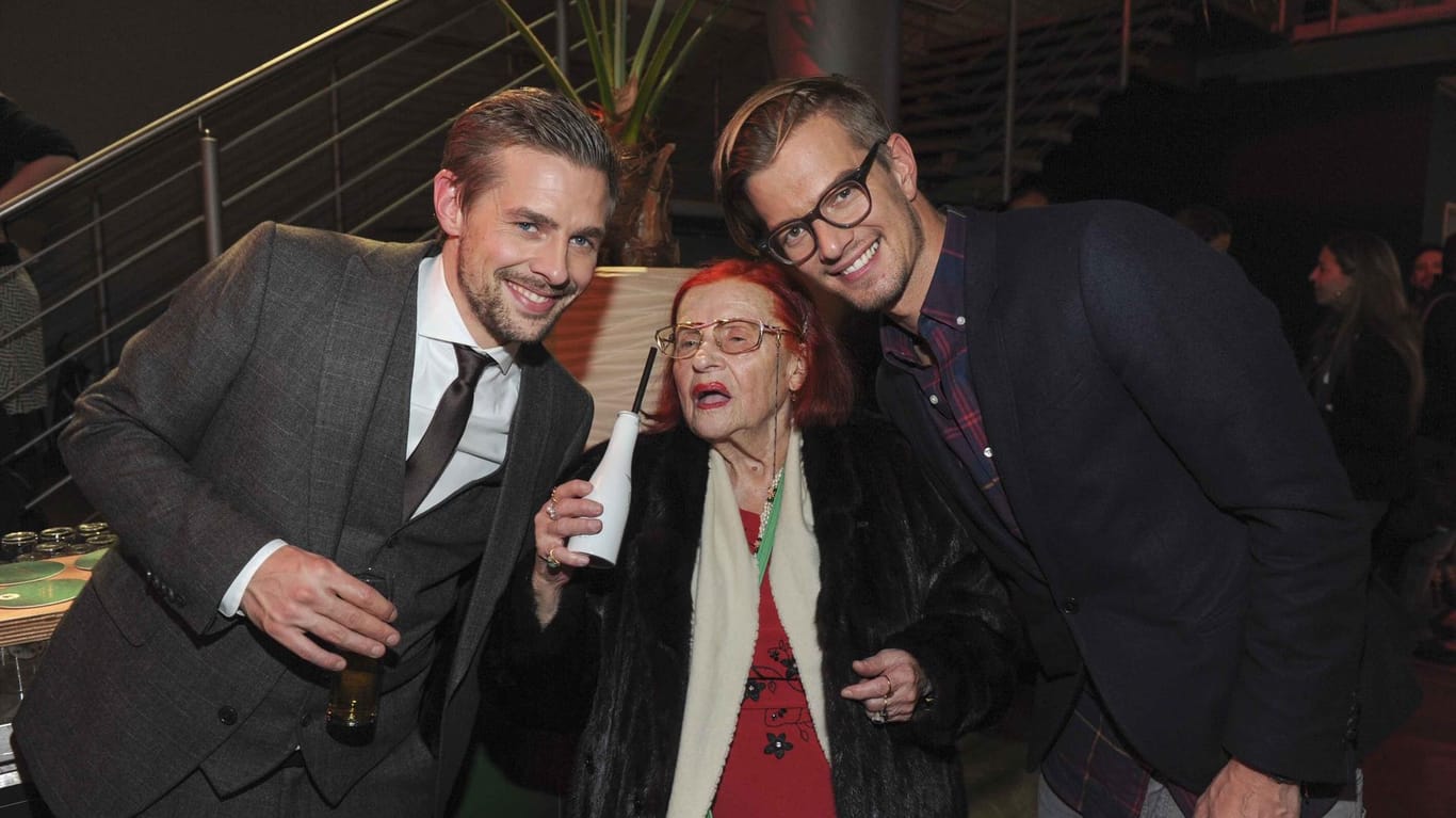 Klaas Heufer-Umlauf, Oma Violetta und Joko Winterscheidt beim Deutschen Comedy Preis 2013.