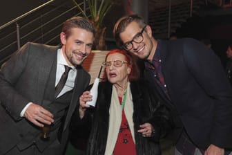 Klaas Heufer-Umlauf, Oma Violetta und Joko Winterscheidt beim Deutschen Comedy Preis 2013.