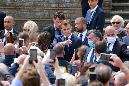 Emmanuel Macron (hinten,M) nach der Stimmabgabe im nordfranzösischen Seebad Le Touquet.