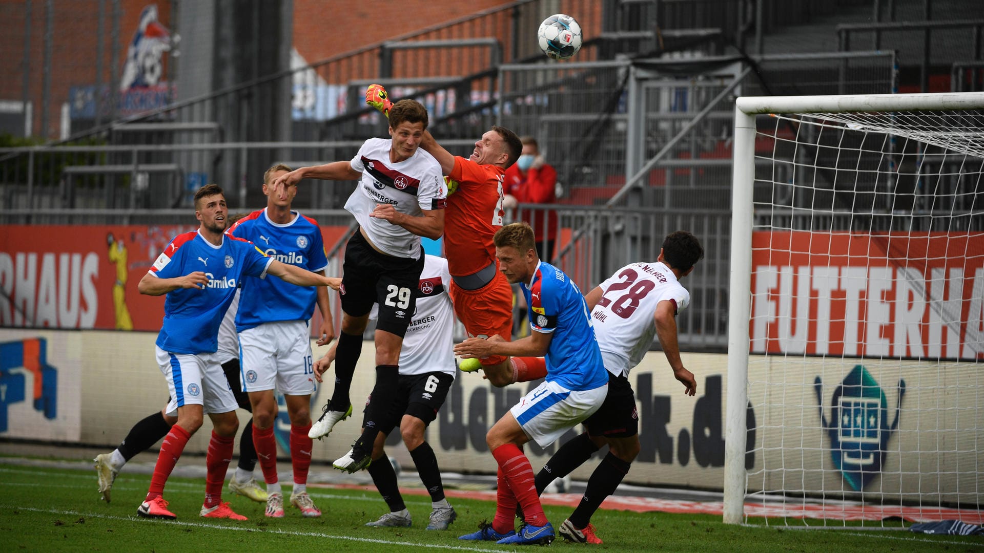 Rückschlag für den "Club": Patrick Erras (Nr. 29.) und Keeper Christian Mathenia holte mit dem 1. FC Nürnberg in Kiel nur ein 1:1. Nun müssen sie in die Relegation.