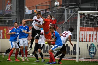 Rückschlag für den "Club": Patrick Erras (Nr. 29.) und Keeper Christian Mathenia holte mit dem 1. FC Nürnberg in Kiel nur ein 1:1. Nun müssen sie in die Relegation.