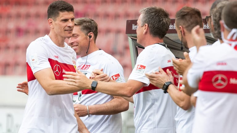 Mario Gomez wird von den Mitarbeitern des VfB beglückwünscht.
