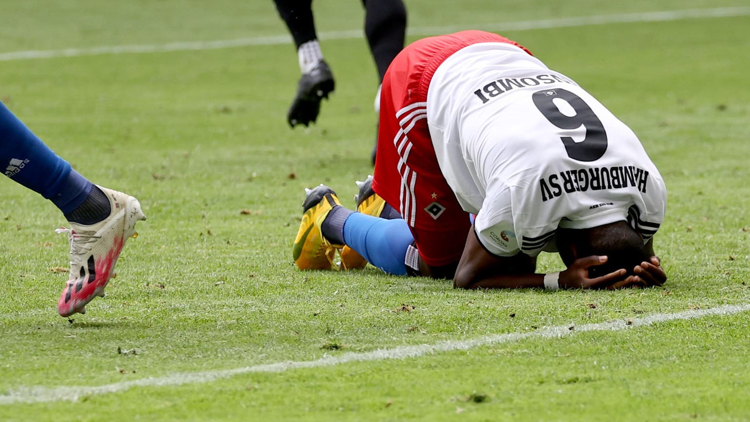 David Kinsombi (r.) am Boden: Der HSV-Profi ist enttäuscht aufgrund des verpassten Aufstiegs.