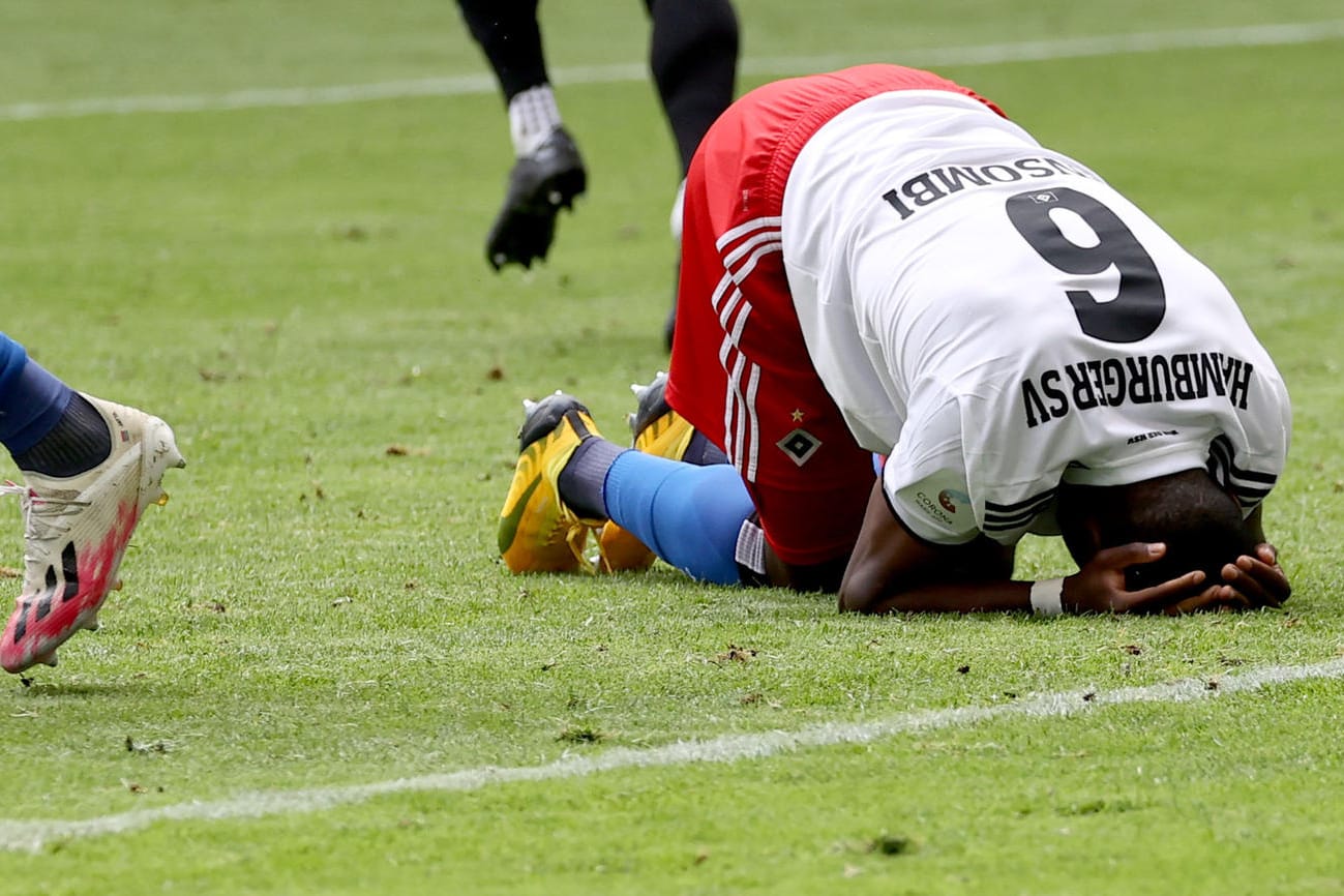 David Kinsombi (r.) am Boden: Der HSV-Profi ist enttäuscht aufgrund des verpassten Aufstiegs.