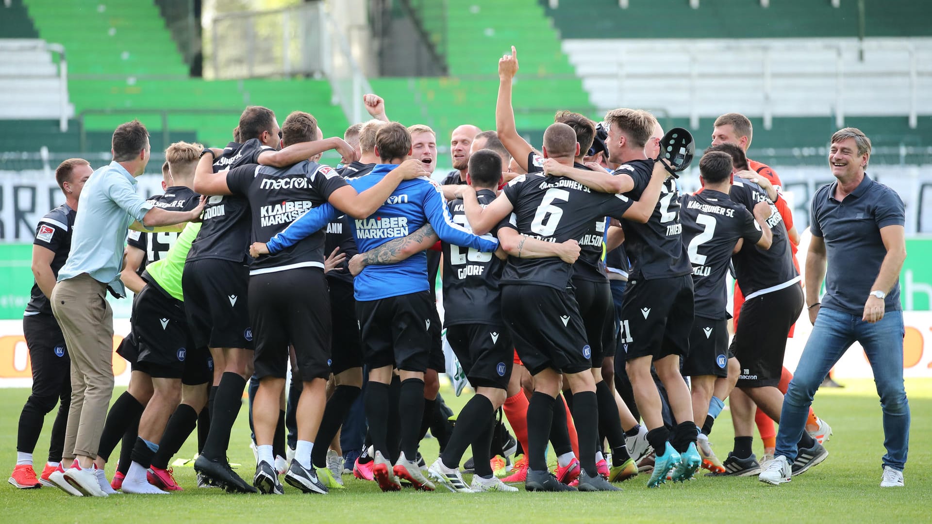 Die Freude beim KSC-Team kannte nach der Last-Minute-Rettung keine Grenzen.