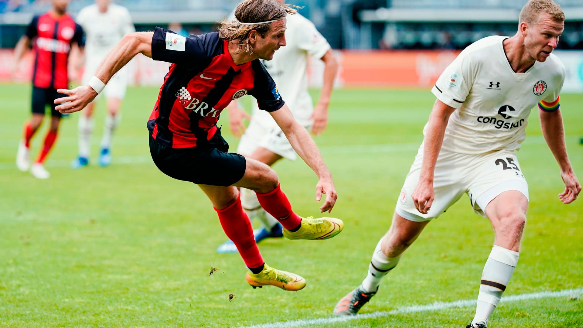 Selbst Stefan Aigners (l.) Doppelpack gegen Pauli änderte nichts am Abstieg des SV Wehen Wiesbaden.