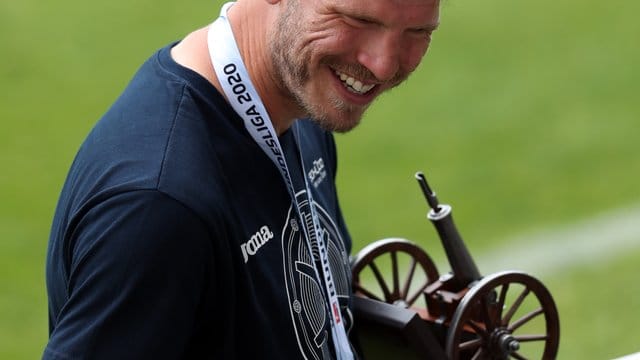 Bielefelds Fabian Klos freut sich über die Torjägerkanone.