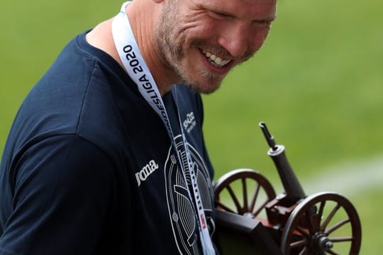 Bielefelds Fabian Klos freut sich über die Torjägerkanone.