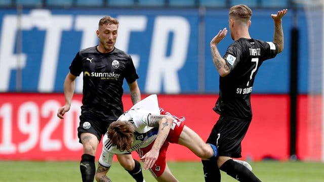 Der HSV hat den möglichen Aufstieg mit der Heimniederlage gegen den SV Sandhausen verspielt. Der HSV hat den möglichen Aufstieg mit der Heimniederlage gegen den SV Sandhausen verspielt.