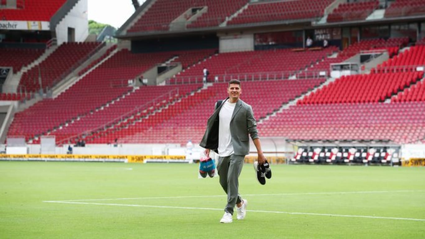 Mario Gomez hat seine Fußballschuhe ausgezogen und verlässt das Spielfeld.