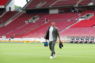 Mario Gomez hat seine Fußballschuhe ausgezogen und verlässt das Spielfeld.