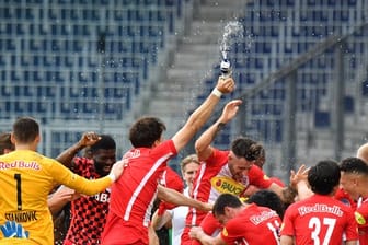 Die Salzburger Spieler feiern nach dem Sieg über TSV Hartberg den Meistertitel.