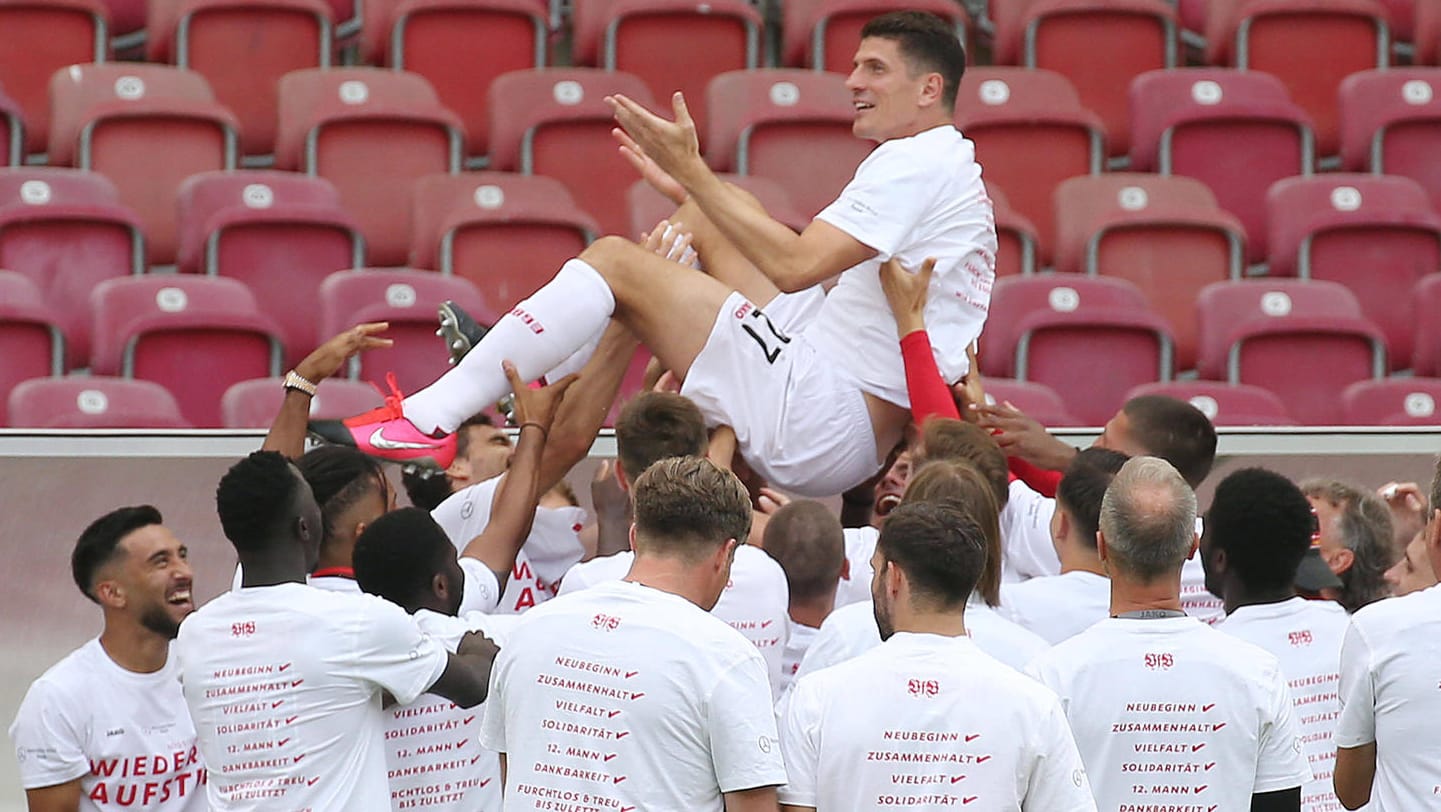 Obenauf: Die Stuttgarter Mitspieler lassen Mario Gomez nach dem letzten VfB-Spiel der Saison hochleben.