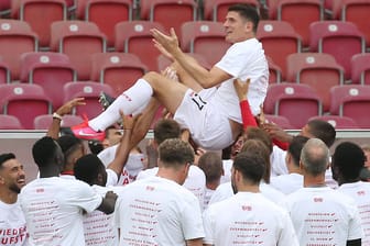 Obenauf: Die Stuttgarter Mitspieler lassen Mario Gomez nach dem letzten VfB-Spiel der Saison hochleben.