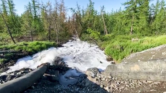 Ein Rohr leitet Flüssigabfälle des Nickelproduzenten Nornickel in einen Fluss. Ein Rohr leitet Flüssigabfälle des Nickelproduzenten Nornickel in einen Fluss.
