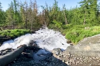 Ein Rohr leitet Flüssigabfälle des Nickelproduzenten Nornickel in einen Fluss.