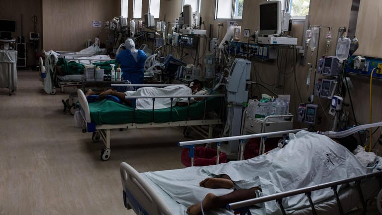 Die Krankenhäuser im Andenstaat kämpfen nicht nur mit Sauerstoffmangel, oft fehlt es auch an medizinischem Gerät.