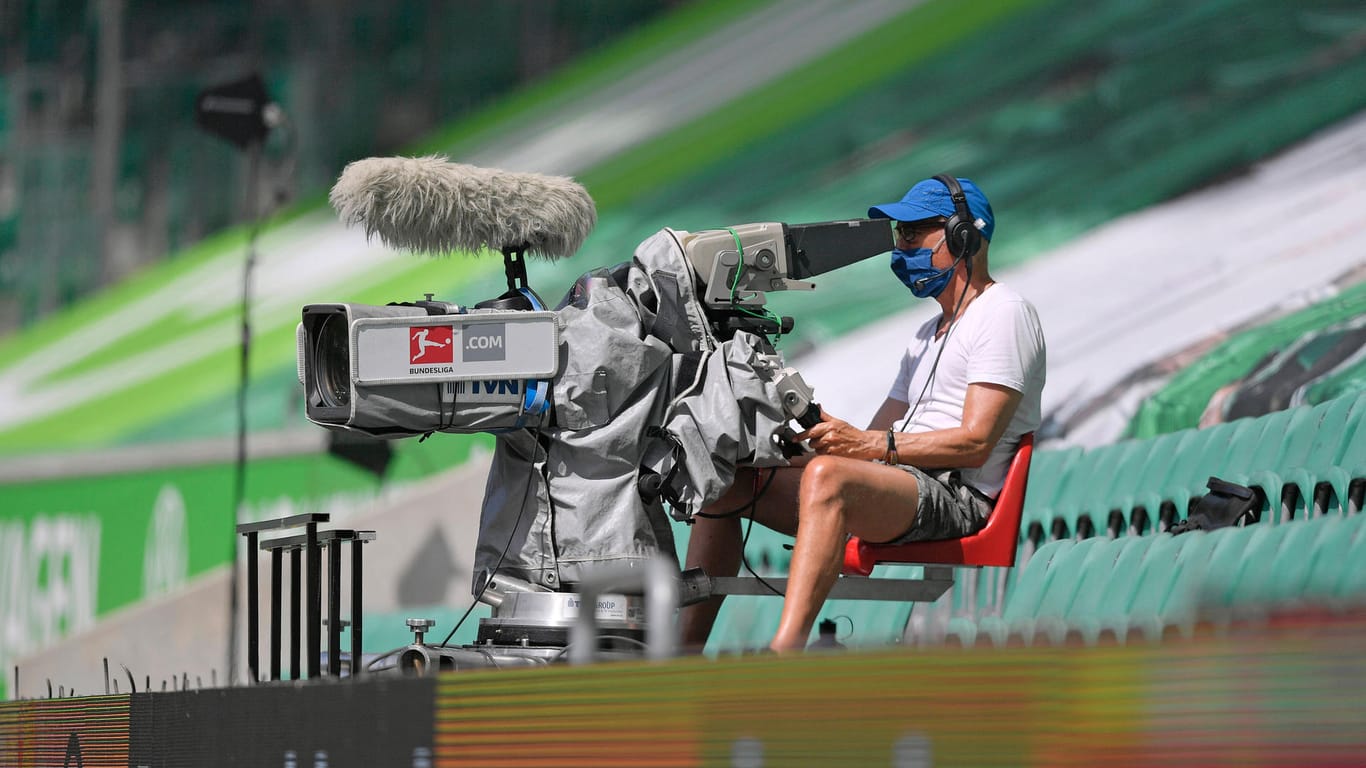 Kameramann mit Maske im Wolfsburger Stadion: Lieber zu viel Vorsicht als zu wenig.