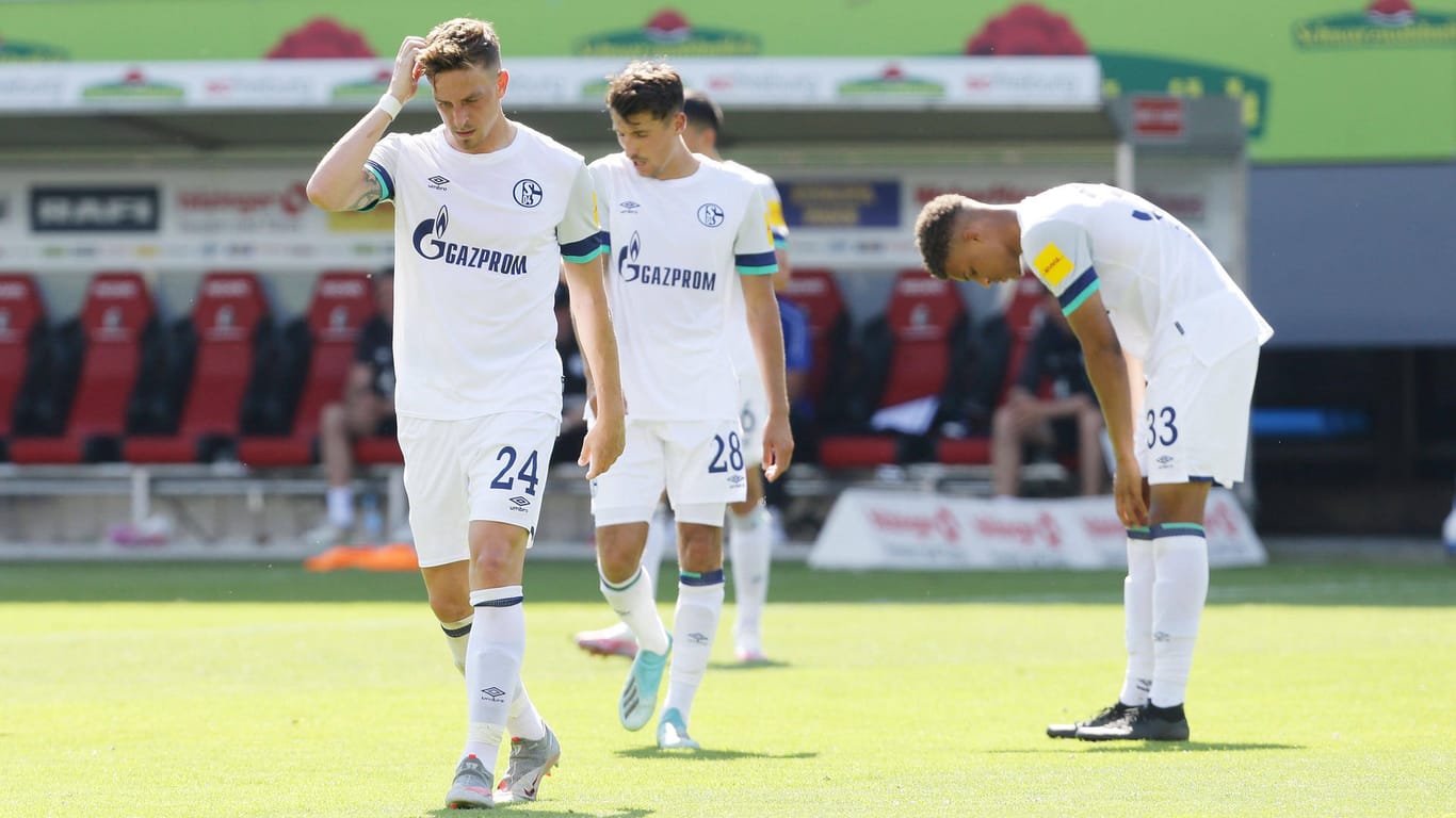 Nach der Niederlage in Freiburg gehen die Schalker enttäuscht vom Platz: Bei S04 wird in Zukunft keiner mehr als 2,5 Millionen Euro verdienen.