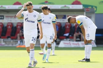 Nach der Niederlage in Freiburg gehen die Schalker enttäuscht vom Platz: Bei S04 wird in Zukunft keiner mehr als 2,5 Millionen Euro verdienen.
