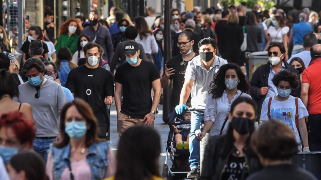 Menschen bevölkern eine Fußgängerzone in Neapel: Italien ist mit knapp 35.000 Toten in Europa eines der am schlimmsten vom Coronavirus getroffenen Länder.