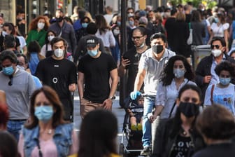 Menschen bevölkern eine Fußgängerzone in Neapel: Italien ist mit knapp 35.000 Toten in Europa eines der am schlimmsten vom Coronavirus getroffenen Länder.