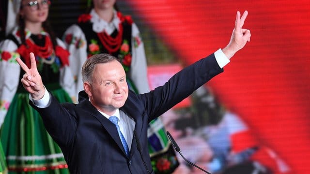Andrzej Duda feiert sich trotz der anstehenden Stichwahl auf einer Wahlparty. Andrzej Duda feiert sich trotz der anstehenden Stichwahl auf einer Wahlparty.