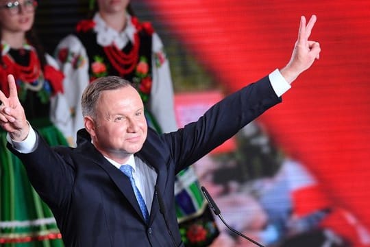 Andrzej Duda feiert sich trotz der anstehenden Stichwahl auf einer Wahlparty.